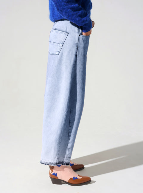    Barrel-leg jeans